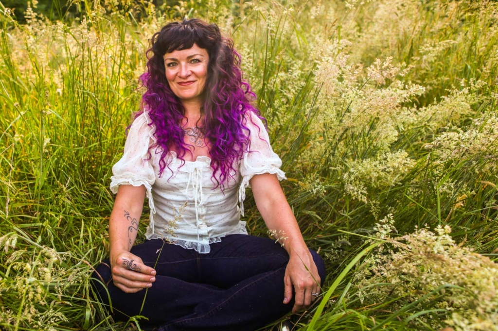 amy-turner-clem-dirtypretty-artwear-jewelry-designer-metalsmith-in-the-tall-grass