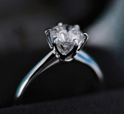 A simple diamond solitaire for a perfect 10th anniversary gift for her